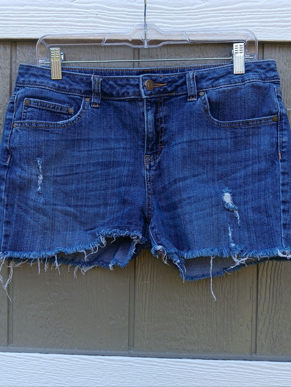 Jennifer Lopez 5-Pocket Cut-Off Distressed Denim Shorts With Frayed Hem Size 8